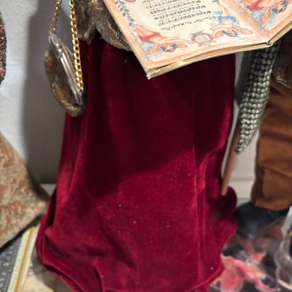 Carolers figurines 4 Christmas real clothing resin. The tallest 28”& 20” Rare - Picture 13 of 16